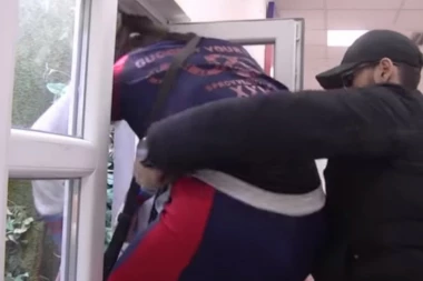 Imate pet minuta da dođete pored mene ili skačem: Miljana pokušala da se baci s prozora!