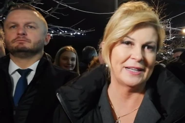 (VIDEO) POGREŠNA PESMA, POGREŠNA PESMA: Dok je Kolinda davala intervju, sa razglasa se čula numera njenog ljutog protivnika!