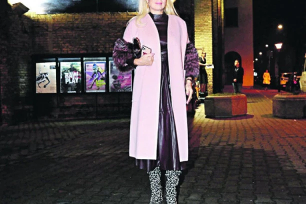 (VIDEO) Umalo incident: Jutjuber odgurnuo Brenu, a pogledajte njenu reakciju!