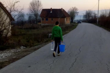 NAJTUŽNIJI NIKOLJDAN ZA DVA DEČAKA: Nedavno sahranili najstarijeg brata, pre pola godine ostali i bez oca, sa majkom obeležavaju slavu bez struje i vode