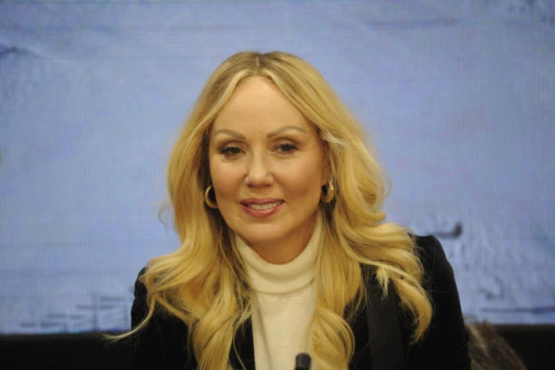 (FOTO) LEPA BRENA NOVOM OBJAVOM ZAPALILA INTERNET: Ovakvu je nikada niste videli, a evo ko joj pravi društvo!