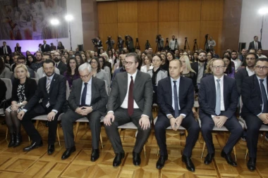 (VIDEO) Srećan sam jer svoju budućnost vidite u svojoj zemlji: Vučić na dodeli ugovora najboljim diplomcima medicinskih fakulteta i medicinskih škola