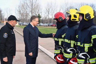 Stefanović i Radojičić uručili nova vozila Vatrogascima-spasiocima