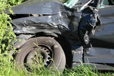 Teška nesreća na Ibarskoj! Vozač ispao iz automobila i preminuo na licu mesta