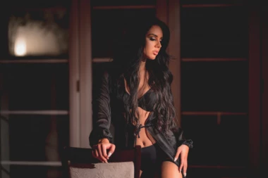 (VIDEO) Seksi Antonija mami uzdahe u regionu: Poslušajte pesmu zbog koje je pevačici pukla veridba!