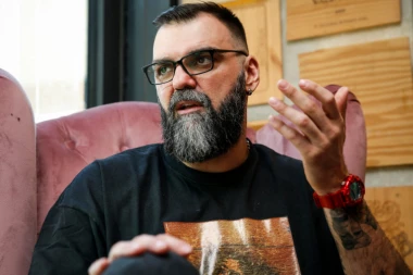 (VIDEO) "Milicija trenira strogoću": Ratka Vardu kaznili za pranje auta, on pobesneo