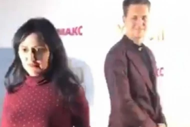 Hit na društvenim mrežama: Dok se Biković fotkao na crvenom tepihu, upala mu je nepoznata devojka i šokirala sve!