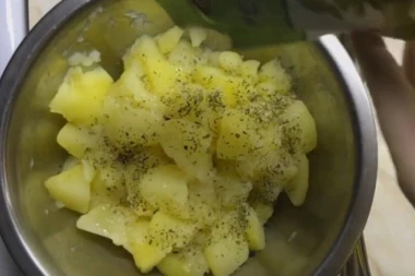 Ovo je najbolja krompir salata koju ste do sada probali