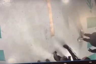 (VIDEO) Divljanje u beogradskoj javnoj garaži: Mladići otkinuli 4 kamere iz video nadzora