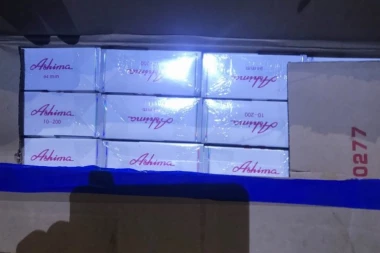 (FOTO) Hapšenje na granici: Puna prikolica cigareta bez markica!
