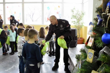 Druženje đaka prvaka sa policajcima: Stefanović obišao OŠ "Stevan Sinđelić" na Zvezdari