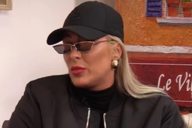 U teškom stanju: Senidah kolabirala i završila na aparatima!