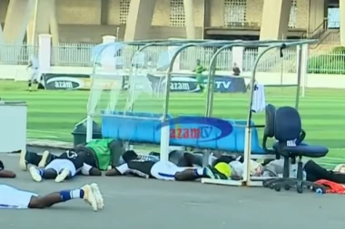 (VIDEO) Spasavaj se ko može: Fudbaleri vrištali, bacali se po terenu zbog napasti - pčele uletele na teren, pa izujedale igrače!