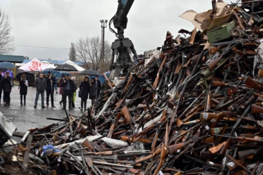 (FOTO, VIDEO) Brdo oružja uništeno u Železniku! Sve što je MUP prikupio zdrobljeno na gomili