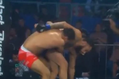 (VIDEO) Nije za one slabim srcem: Borac doživeo stravičan prelom ruke, pa od bolova zapomagao u ringu!