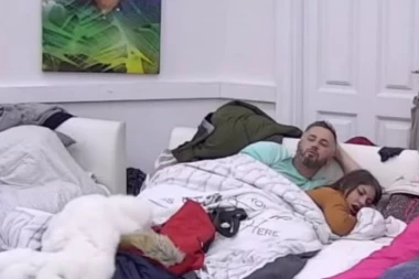 (VIDEO) Edo pred svima prstićima zadovoljio Draganu ispod pokrivača: Mitrova se pravila da se ništa ne dešava a onda ju je odao uzdah!