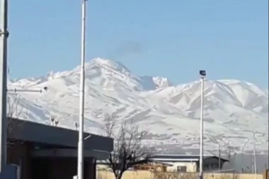 (VIDEO) VOJNI AVION SE SRUŠIO U VULKAN: Čuo se jak prasak, spasioci tragaju za preživelima!