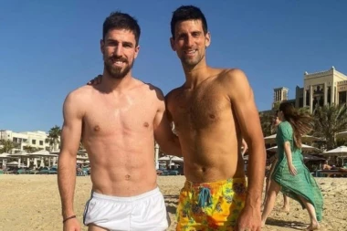 (FOTO) Dok se mi smrzavamo, Đoković i fudbaler Zvezde poziraju goli do pola!