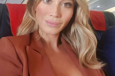 (FOTO,VIDEO) Horda muškaraca trči za njom: Ona je najse*sepilnija novinarka koja svojim grudima ostavlja bez daha!