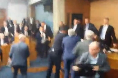 (VIDEO) NAPETOST DOSTIGLA VRHUNAC: Eksplodirala petarda u skupštini Crne Gore, okršaj vlasti i poslanika DF, reagovalo obezbeđenje