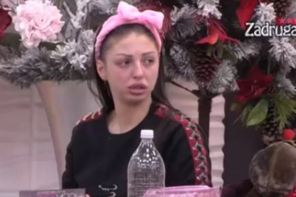 (VIDEO) "Gurala si ruku u du*e u wc-u i mirisala ga": Maji otkrili kakvi klipovi kruže o njoj u spoljnom svetu, ona pozelenela!