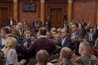 (VIDEO) HAOS U SKUPŠTINI SRBIJE! Maja Gojković prekinula zasedanje!