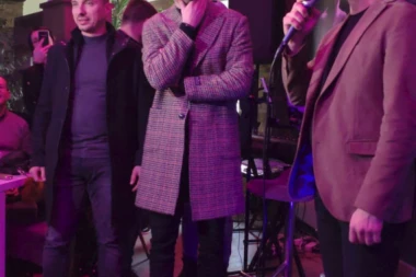 Promocija spota "Magla benda": Devojka od gline prava atrakcija u beogradskom kafiću!