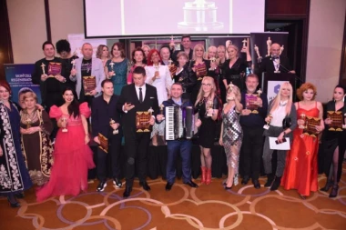 Zlatna statua u rukama naših javnih ličnosti: Održana prva srpska dodela Oskara!