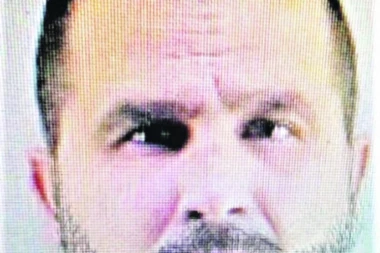 U POGLEDU MU STRAH OD UNIFORME: Malčanski berberin šeta spuštene glave, jede i spava