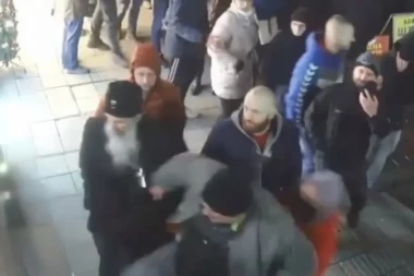 (VIDEO) Napadnut Prajd centar u Kralja Milana