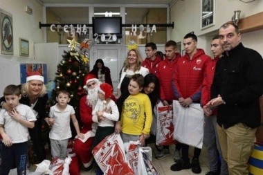 Zvezda obradovala mališane iz „Anton Skale“!