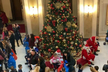 (FOTO) Vesić podelio paketiće deci zaposlenih u Gradskoj upravi