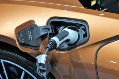 Emisija CO2: Da li su električni automobili zaista u prednosti u odnosu na dizelaše i benzince?