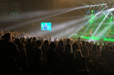 (FOTO) GORI "SAVA CENTAR"! OK bend slavi 20 godina od izdavanja svog prvog albuma: Nižu se hitovi, publika u transu!