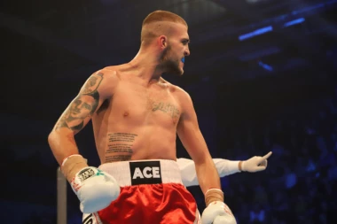 (FOTO) OBILIĆ KAKVOG NEMA: Veljko Ražnatović pravi novu tetovažu! Svaki Srbin će se NAJEŽITI kad ovo vidi