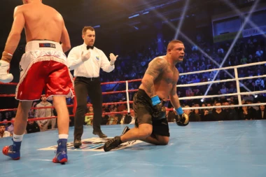 (VIDEO) LEVOM UBIJA, DESNE SE I SAM PLAŠI: Pogledajte kako je Veljko nokautirao Mađara