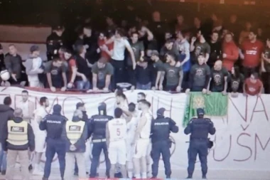 (FOTO) Netrpeljivost se prenela na sport: Prekinut meč u Crnoj Gori zbog spornog transparenta!