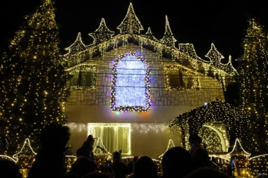 (VIDEO) Raj za oči: Blještava čarolija na Voždovcu: Ponovo zasijala raskošna dekoracija na kući porodice Tomić