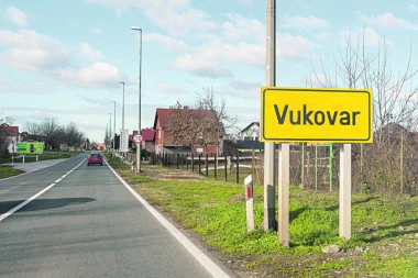 SKANDAL OKO SLOVA U NA PLAKATU U VUKOVARU NE PRESTAJE DA TRESE HRVATSKU: "Kome smeta U, neka ne dolazi"!