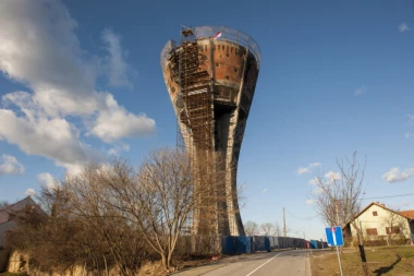 (FOTO) Precrtan sramni grafit o Srpkinjama u Vukovaru