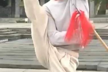 (VIDEO) Od njega svi beže na ulici: Kung fu majstor hoda i po vodi