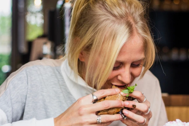 HRANU KOJU STARIJI OD 30 GODINA NIKAKO NE TREBA DA JEDU: Ubrzava starenje i doslovno će vas UNIŠTITI