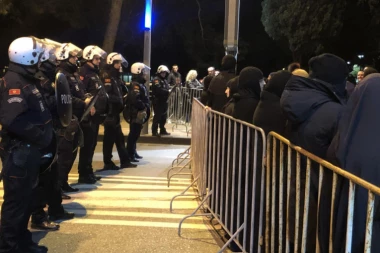 (VIDEO) Neredi u Podgorici: Privedeno više osoba, bačen suzavac