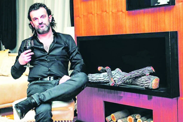 Lukasu pukao film, urnisao jutjubera: Prase, kad ja dunem, srušiću ti kuću!