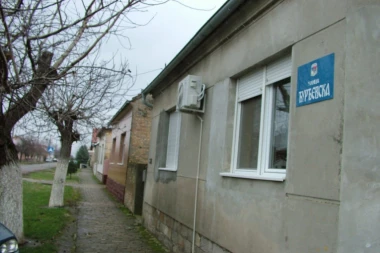 Pretukao majku, pa sekirom nasrnuo na policiju! Filmska potera za nasilnikom u Golubincima