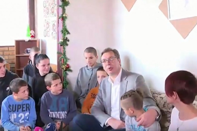 Vučić u Laćarku posetio samohranu majku sa devetoro dece: Srećan sam što mogu da provedem vreme sa vama