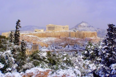 (FOTO) Sneg paralisao Grčku: Neka sela ostala bez struje, zatvoreni putevi i luke!