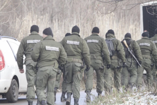 Migranti upadaju ljudima u kuće u Šidu! Žandarmerija i policijski specijalci poslati da obezbede red i mir