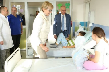 (FOTO) Gradonačelnik Radojičić obradovao mališane u Tiršovoj