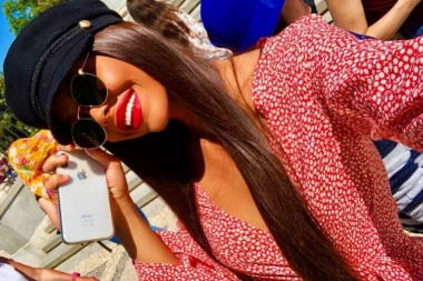 (FOTO) Neodoljiva se*s bomba je osvojila srce Luke Adžića: Njene fotke dovode jači pol do ludila!